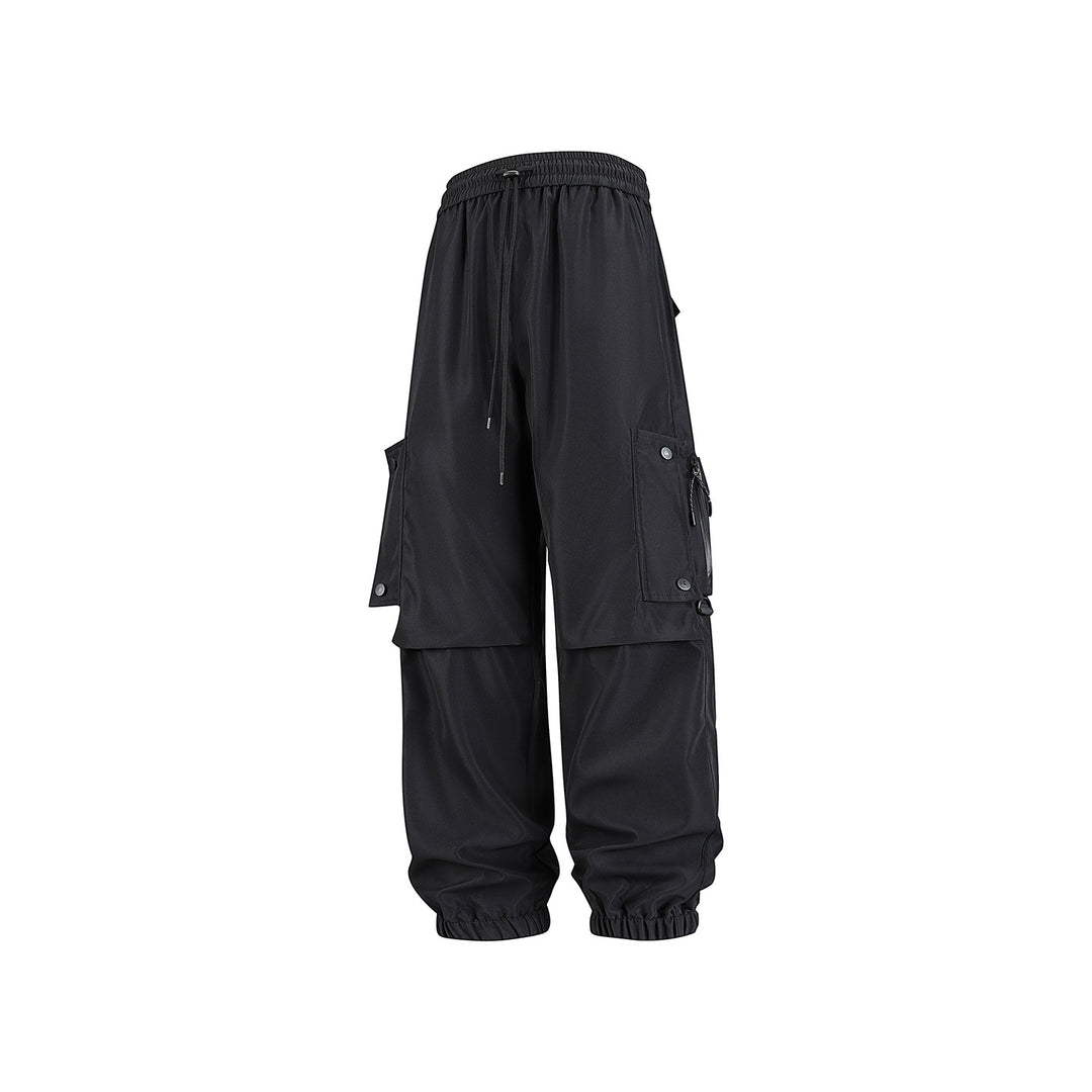 Men's Wide Technical Cargo Jogger with elastic drawstring waistband, multifunctional cargo pockets and adjustable leg openings Drune