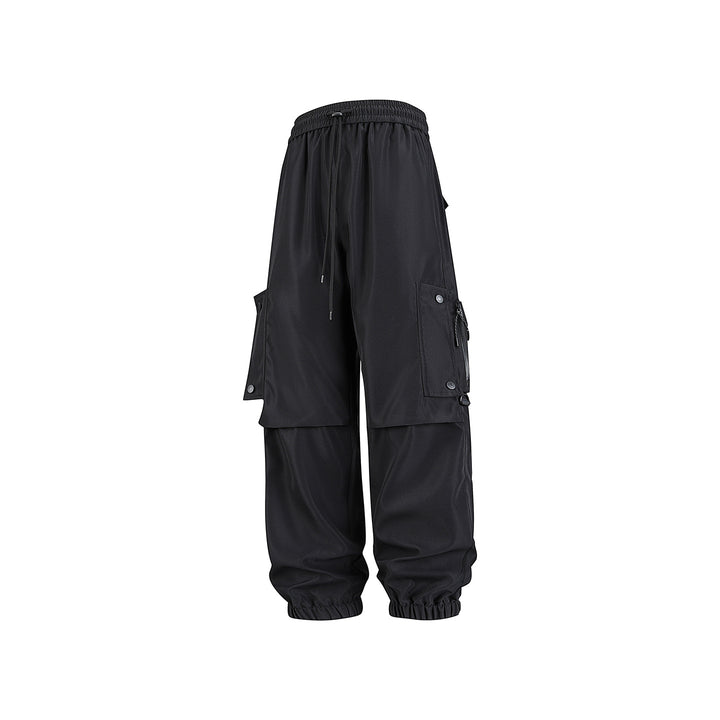 Men's Wide Technical Cargo Jogger with elastic drawstring waistband, multifunctional cargo pockets and adjustable leg openings Drune