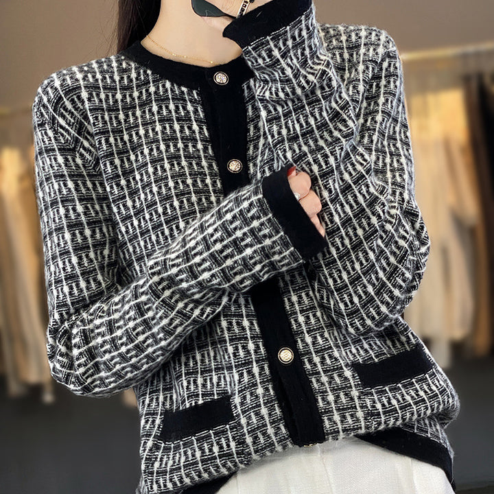 Women's knitted cardigan in bouclé-grid pattern with round neck, decorative button placket, and patch pockets Mune Fashion