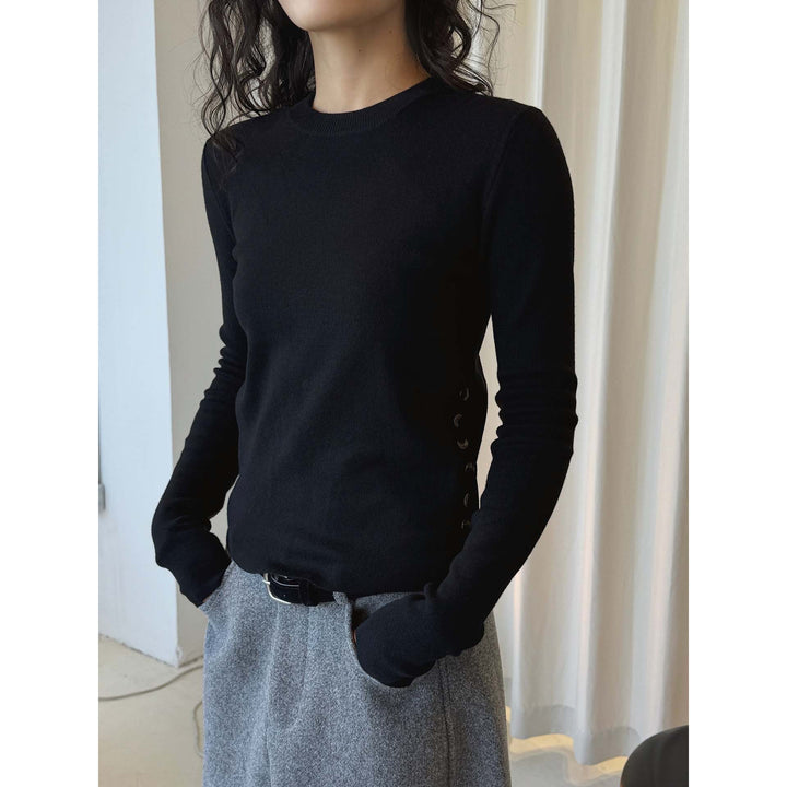 Women’s Figure-hugging Fine Knit Sweater with Round Neck and Decorative Side Button Placket Mune Fashion