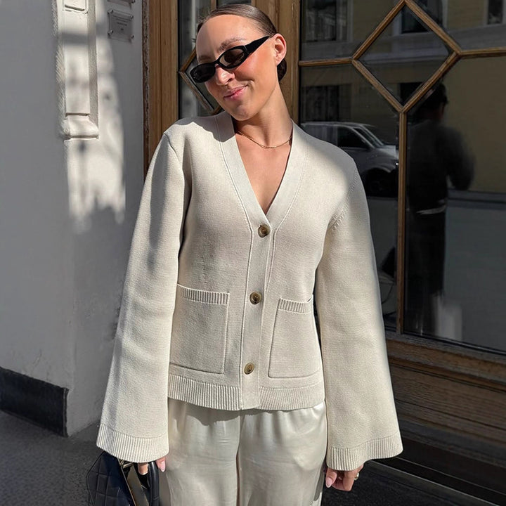 Women's fine knit cardigan with wide sleeves, V-neck and patch pockets Mune Fashion