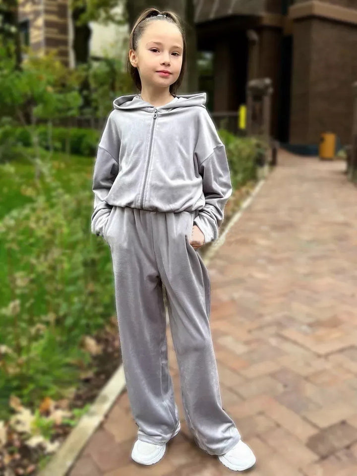 Women's velvety hooded tracksuit with full zip, elastic drawstring waistband, and straight leg Mune Fashion