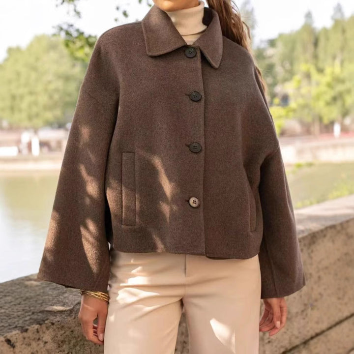 Women's short jacket made of wool blend in boxy caban style with shirt collar and welt pockets Mune Fashion