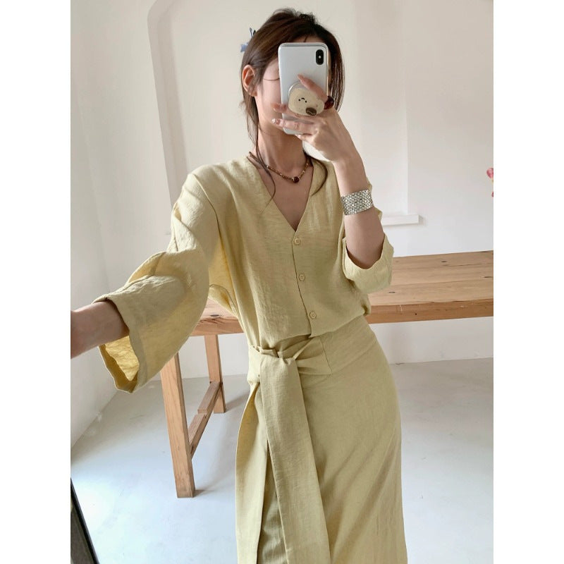 Women's midi dress in linen look with deep V-neck, fitted tie belt, and three-quarter sleeves Mune Fashion