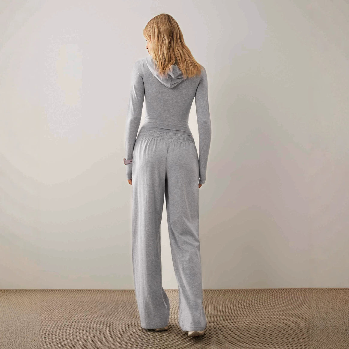 Women Two-Piece Loungewear Set Ribbed Crop Hoodie with Zipper and Thumb Hole as well as Loose Sweatpants Mune Fashion