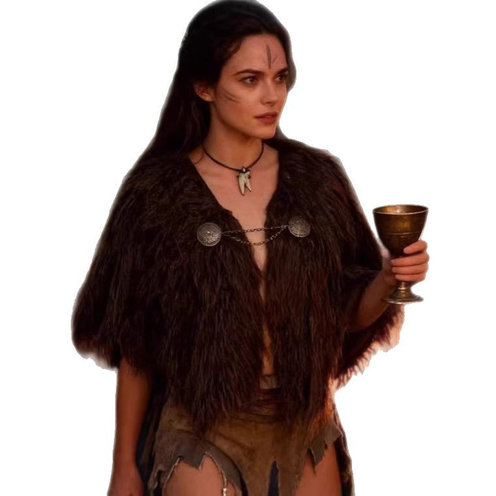 Women's short cape made of dense faux fur with decorative chain closure and zigzag hem Mune Fashion