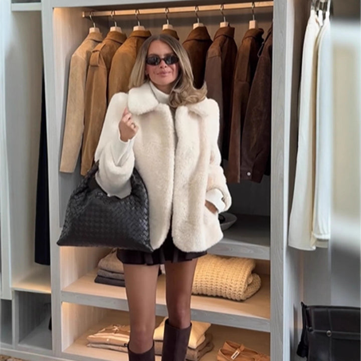 Women's short jacket made of teddy faux fur with oversized collar and pockets Mune Fashion