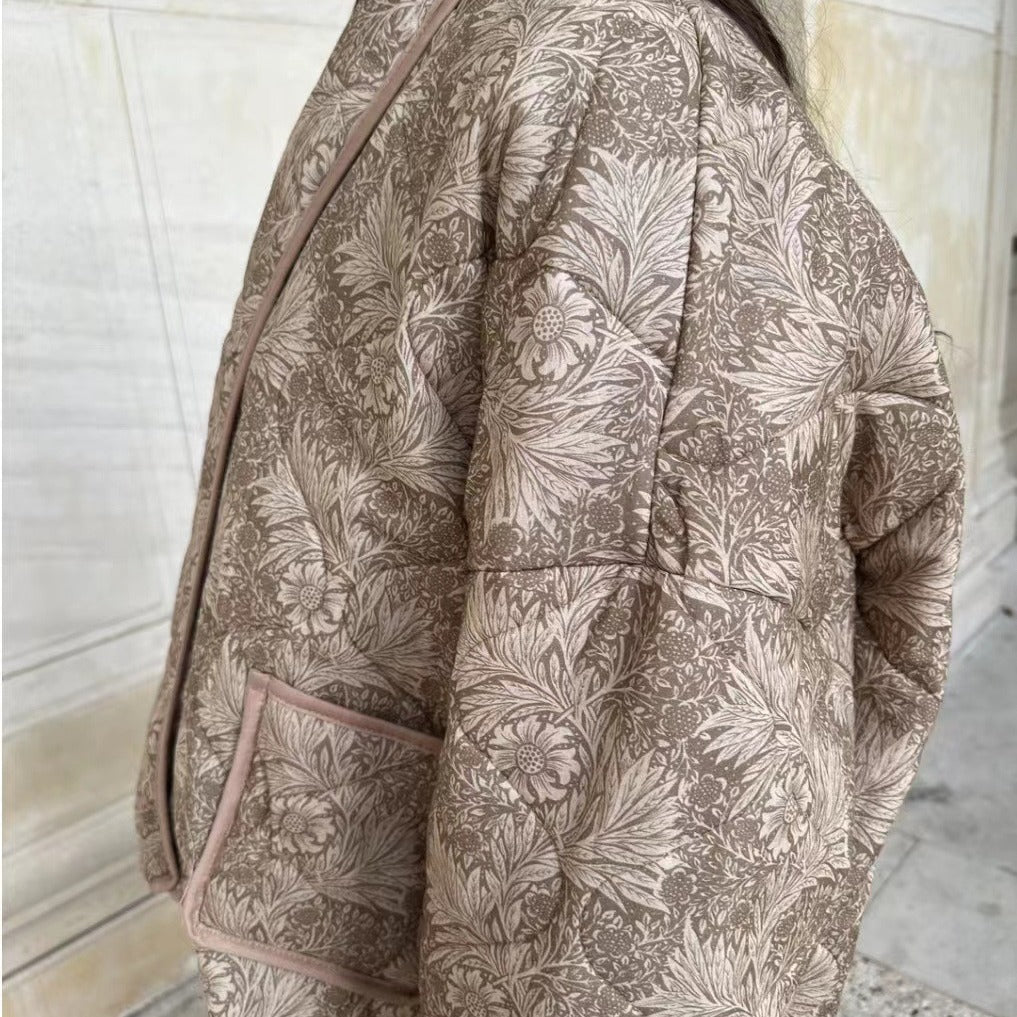 Ladies short-cut quilted jacket in vintage floral pattern with shawl collar and contrasting piping Mune Fashion
