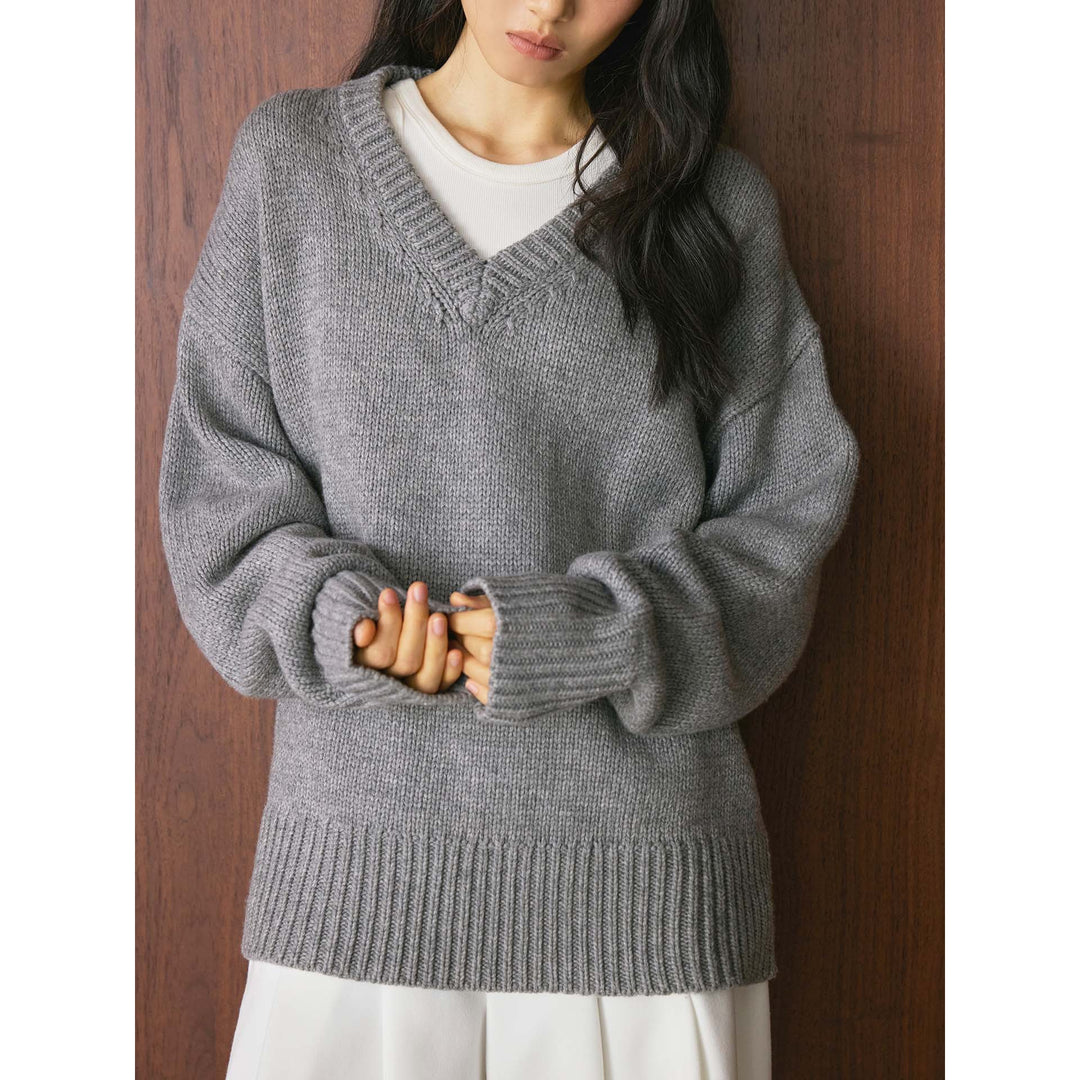 Women's Chunky Knit V-Neck Sweater with Oversized Cut and Wide Ribbed Hem