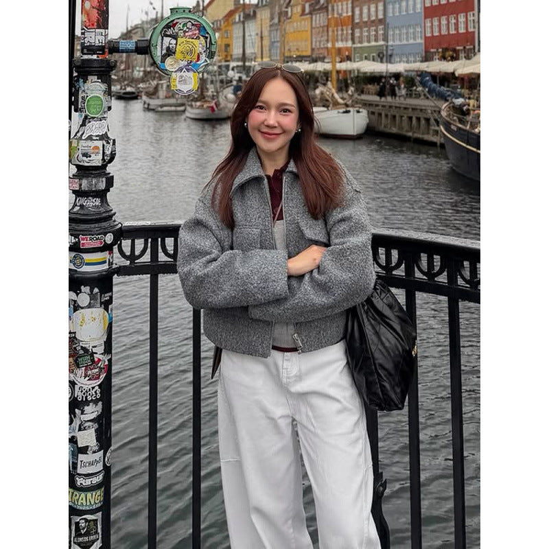Women's short jacket in boxy cut with zipper, voluminous sleeves and patch chest pockets Mune Fashion