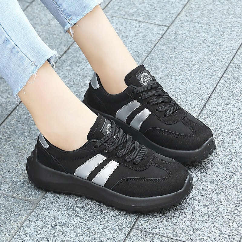 Ladies nan retro-oriented city sneaker with chunky sole, padded comfort insole and suede trim Mune Fashion