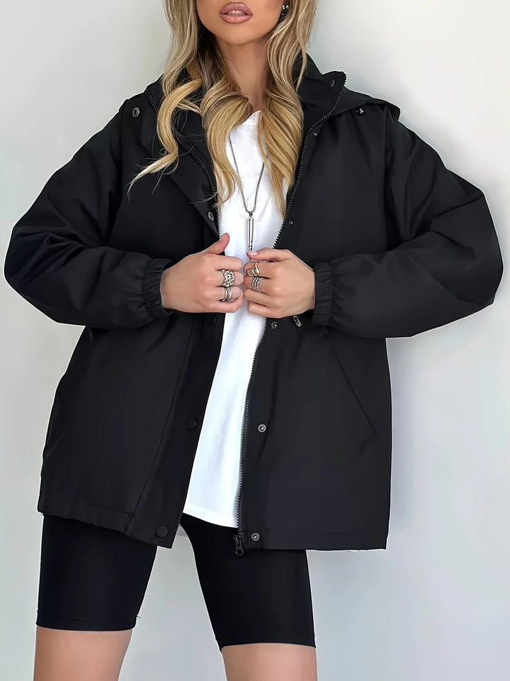 Women's lightweight and functional outdoor jacket