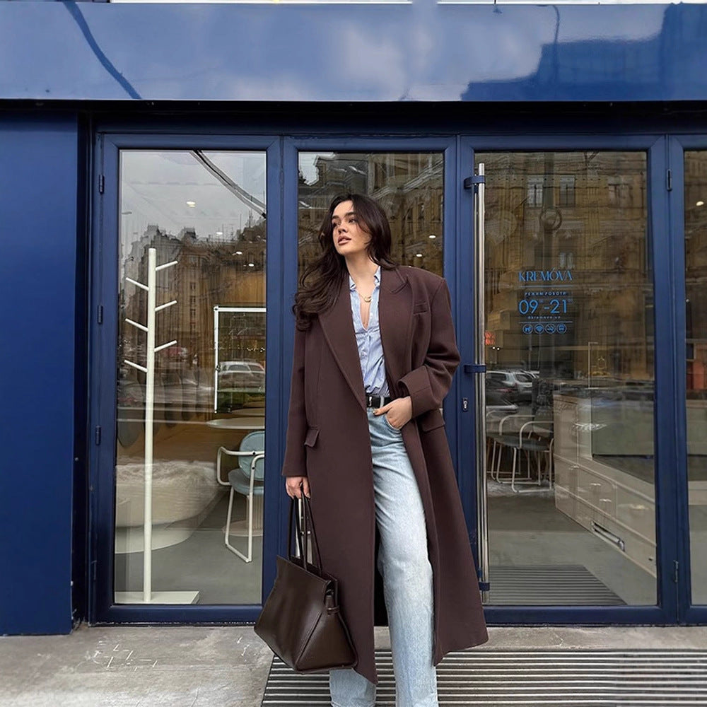 Women's long coat with straight cut, figure-flattering oversized lapels and side pockets Mune Fashion