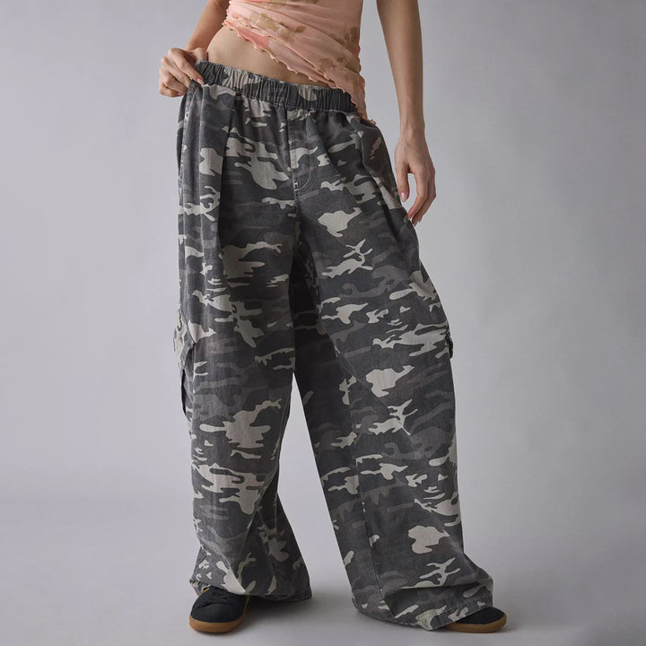 Women's wide cargo pants with elastic waistband and applied flap pockets Mune Fashion