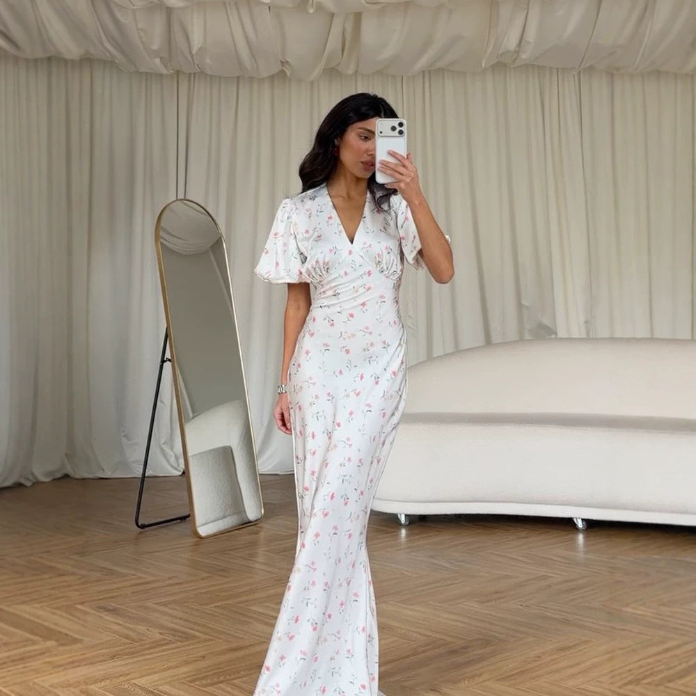 Women's maxi dress with floral satin look, fitted silhouette and short puff sleeves Mune Fashion