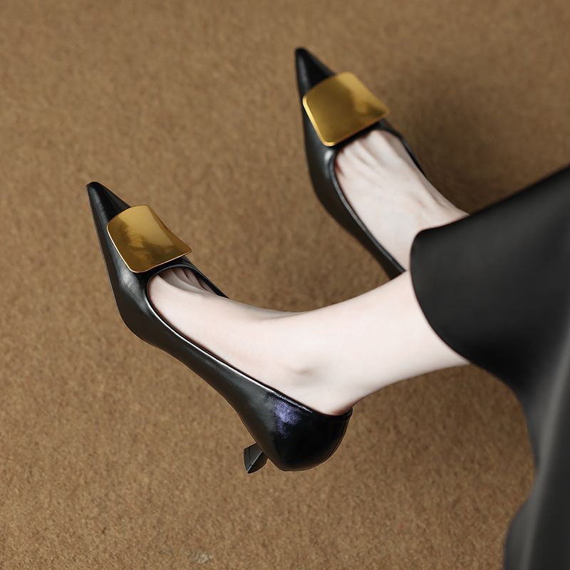Women's pointed toe kitten-heel pumps with decorative metal application Mune Fashion