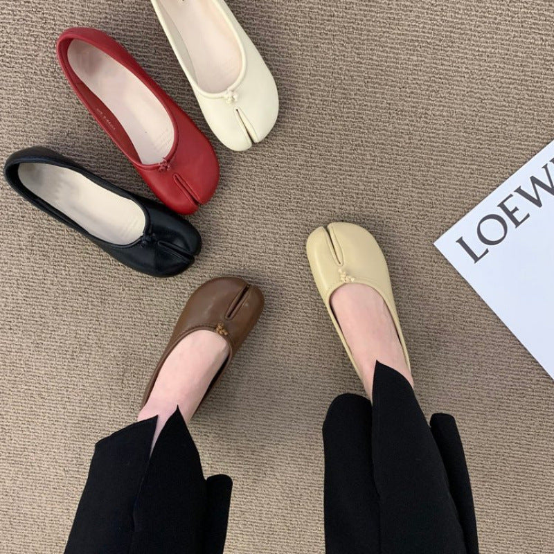 Ladies' ballerinas with elegant slit details and comfortable insole Mune Fashion