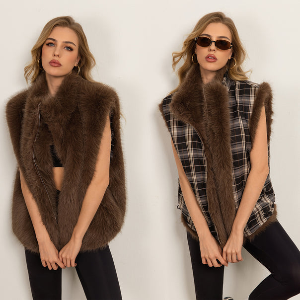Women's short cozy faux fur vest with full zip and checked lining Mune Fashion
