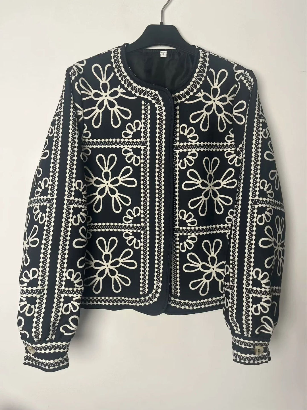 Women's non-quilted short jacket in ornamental bandana print with round neckline and decorative piping Mune Fashion