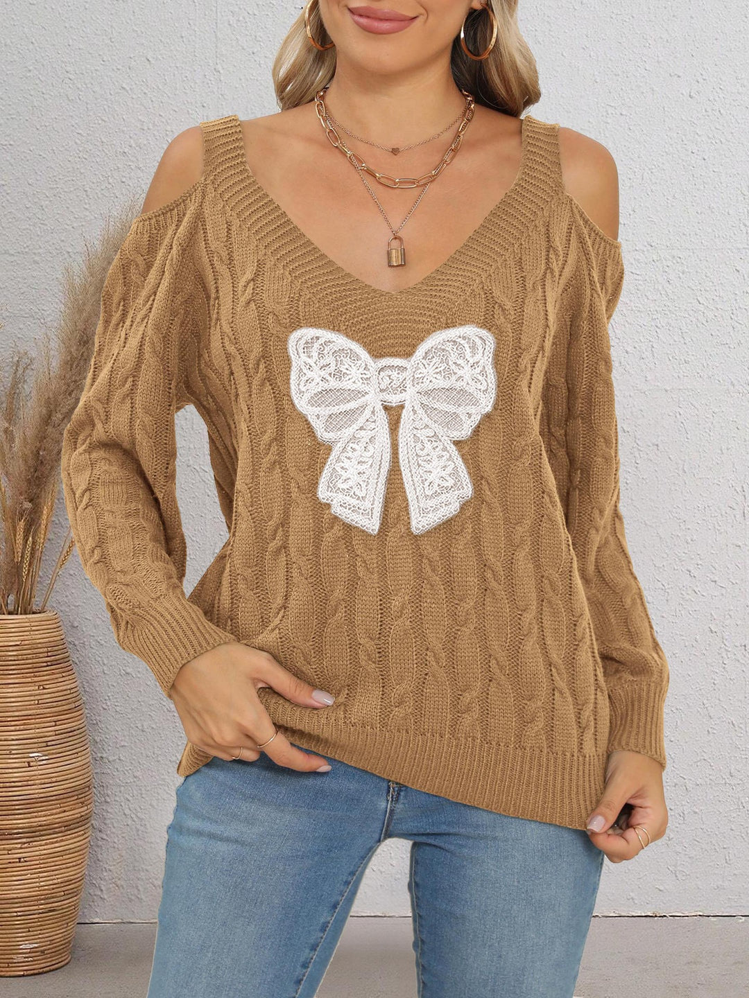 Women's stylish sweater with playfully knitted bow motif Mune Fashion