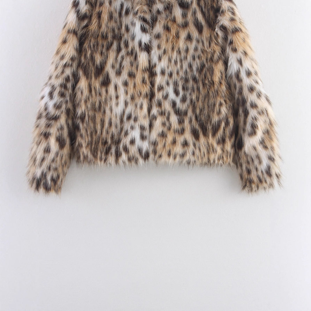 Women's short jacket made of faux fur in leopard print with boxy cut and stand-up collar Mune Fashion