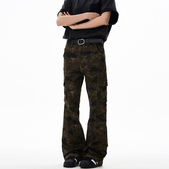 Women's cargo pants in flared cut with utility pockets and extended hem Mune Fashion