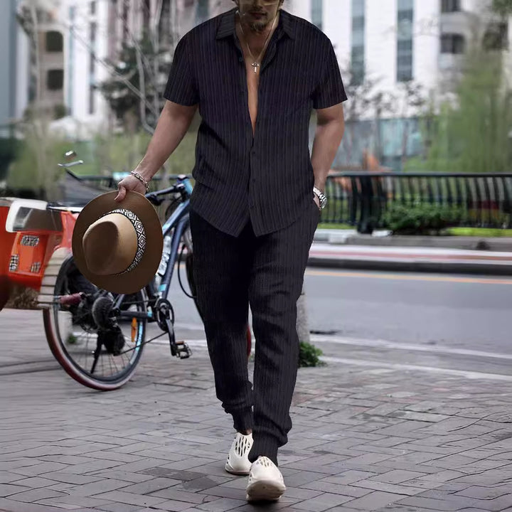 Men's short-sleeve structured relax set made of fine ribbed knit with open shirt collar and tapered chino pants Mune Fashion
