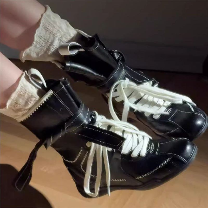 Ladies lace-up ankle boots with decorative contrasting stitching, strap closure and distinctive tread sole Mune Fashion