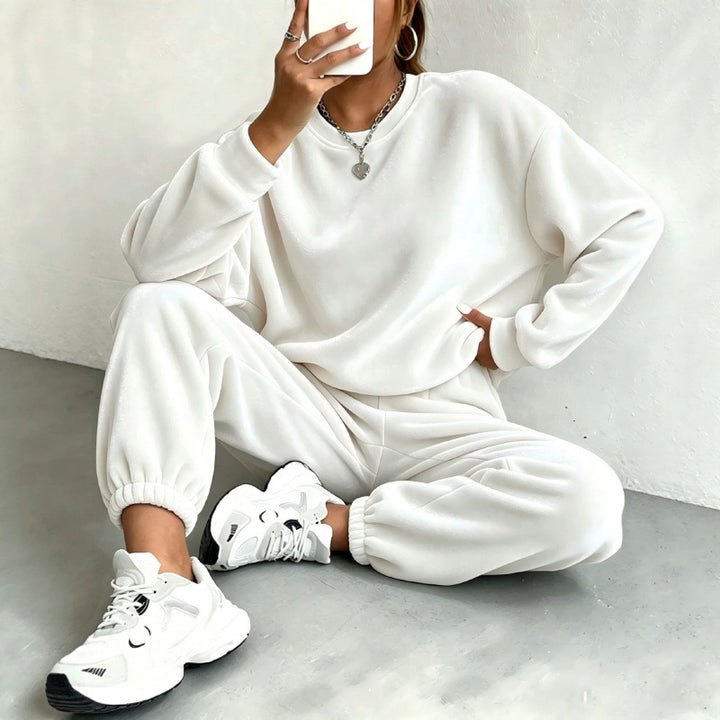Women's Cozy Velvet Lounge Set with Oversized Sweatshirt and Jogger Pants Mune Fashion