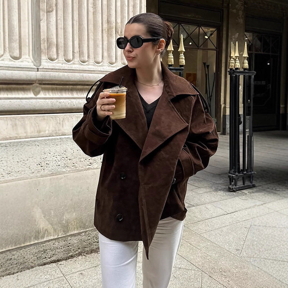 Women's short trench coat in suede look with wide lapels and boxy silhouette Mune Fashion