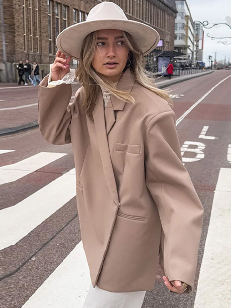 Women's oversized blazer with boxy silhouette, concealed closure and flap pockets Mune Fashion