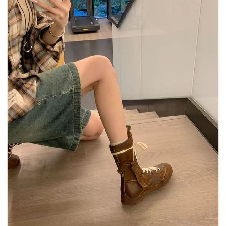 Ladies lace-up ankle boots with decorative contrasting stitching, strap closure and distinctive tread sole Mune Fashion