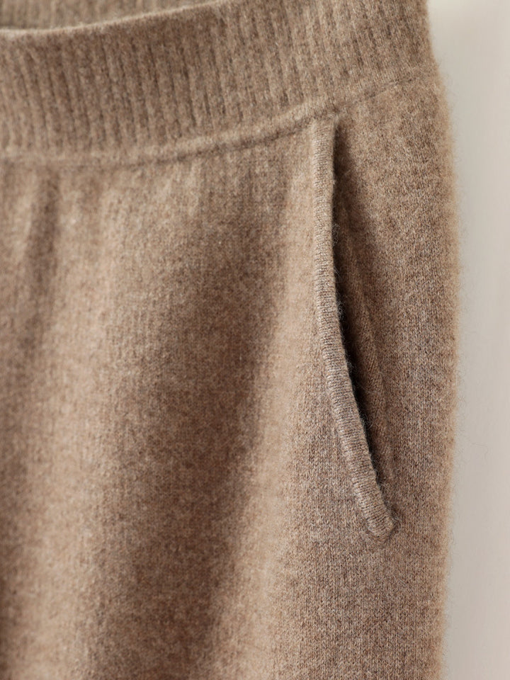 Women High-waisted knit pants with cashmere-like texture and tapered leg Mune Fashion