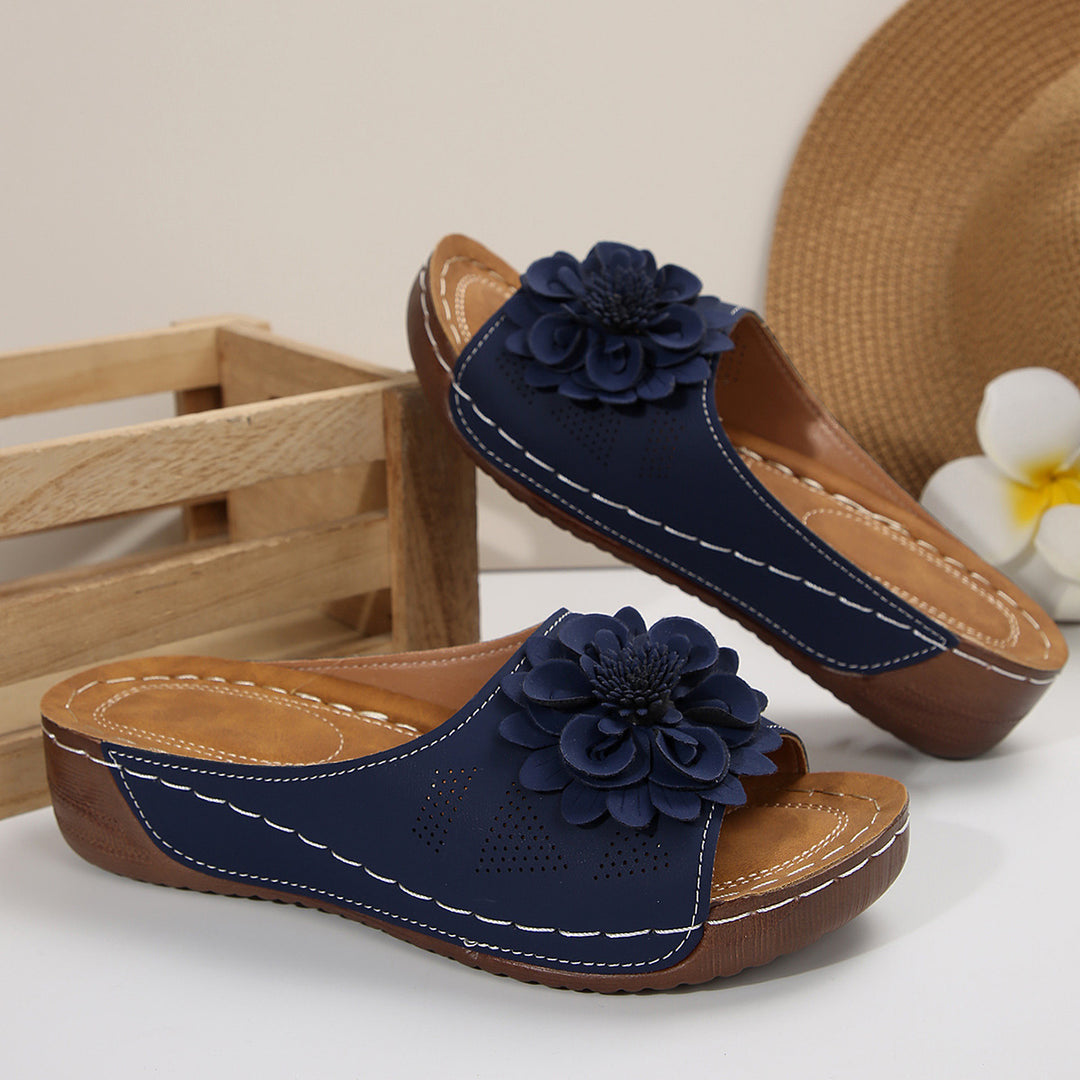 Women's comfortable slides made of synthetic leather with three-dimensional flower appliqué and ergonomic wedge sole Mune Fashion