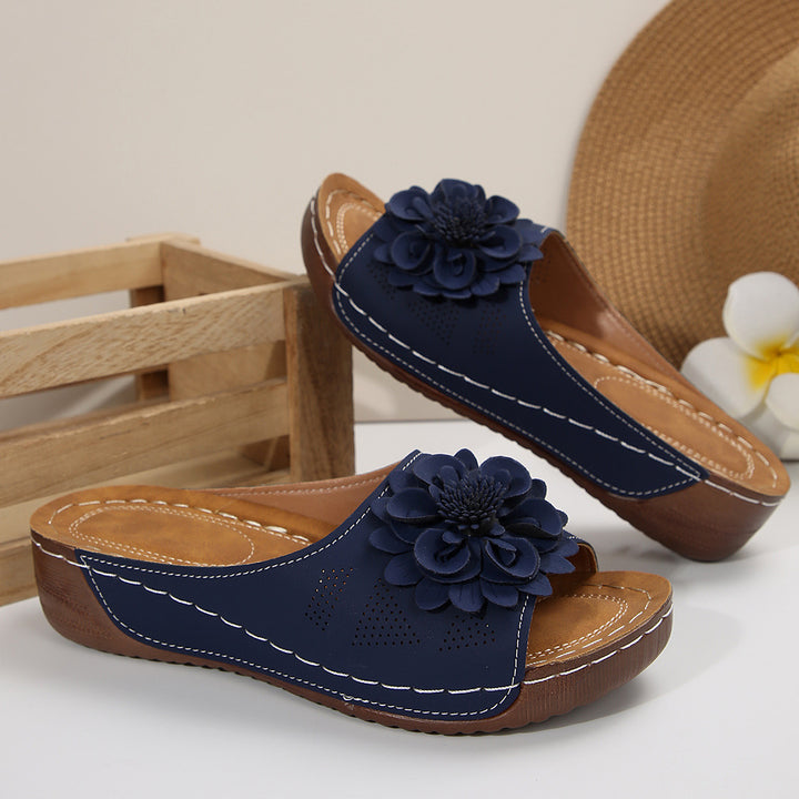 Women's comfortable slides made of synthetic leather with three-dimensional flower appliqué and ergonomic wedge sole Mune Fashion
