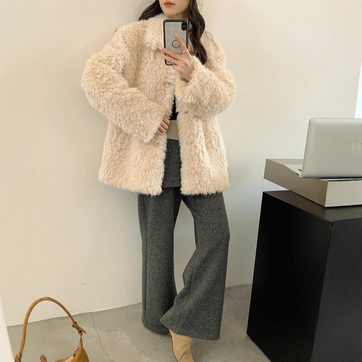 Women Fluffy Teddy Coat made of Faux Fur with Shirt Collar and Boxy Silhouette Mune Fashion