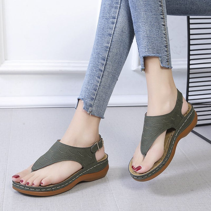 Women’s toe ring sandal with viscoelastic comfort footbed, adjustable heel strap and hand-stitched edge detail Mune Fashion