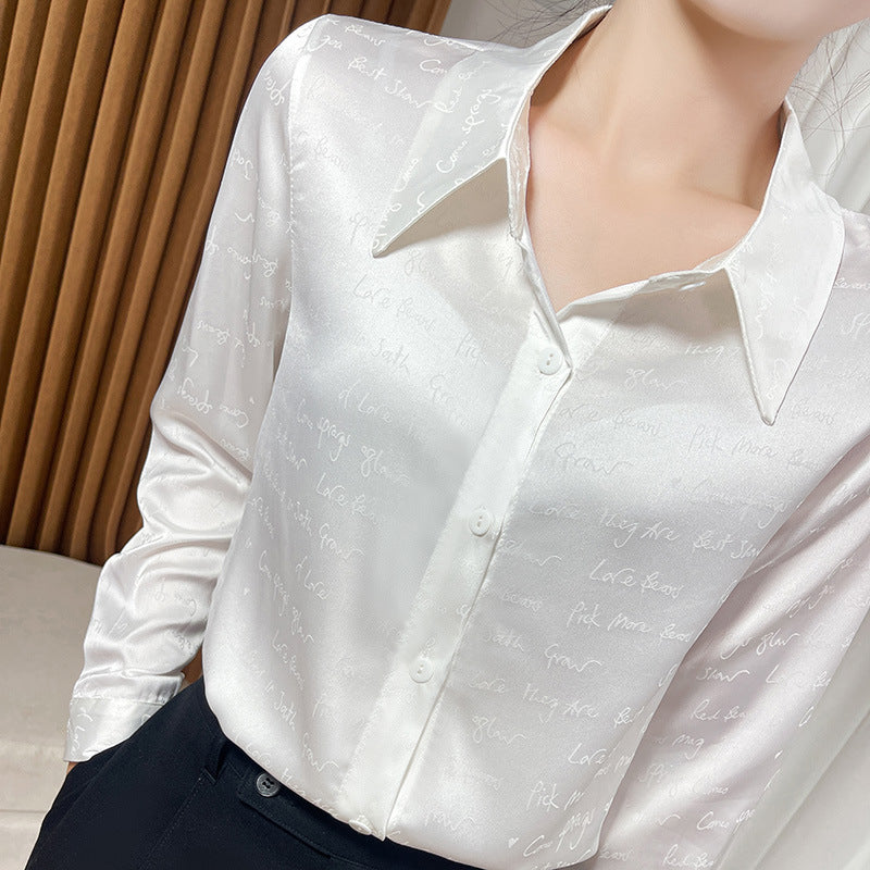 Ladies satin blouse with delicate jacquard writing, pointed shirt collar and continuous button closure Mune Fashion