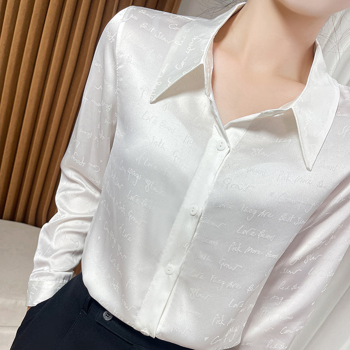 Ladies satin blouse with delicate jacquard writing, pointed shirt collar and continuous button closure Mune Fashion