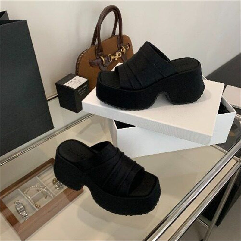 Women Padded Platform Slippers with Leopard Print and Velvety Texture Mune Fashion