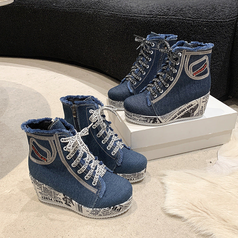 Women's denim wedge ankle boots with platform sole in newspaper print, fringed finish and side zipper Mune Fashion