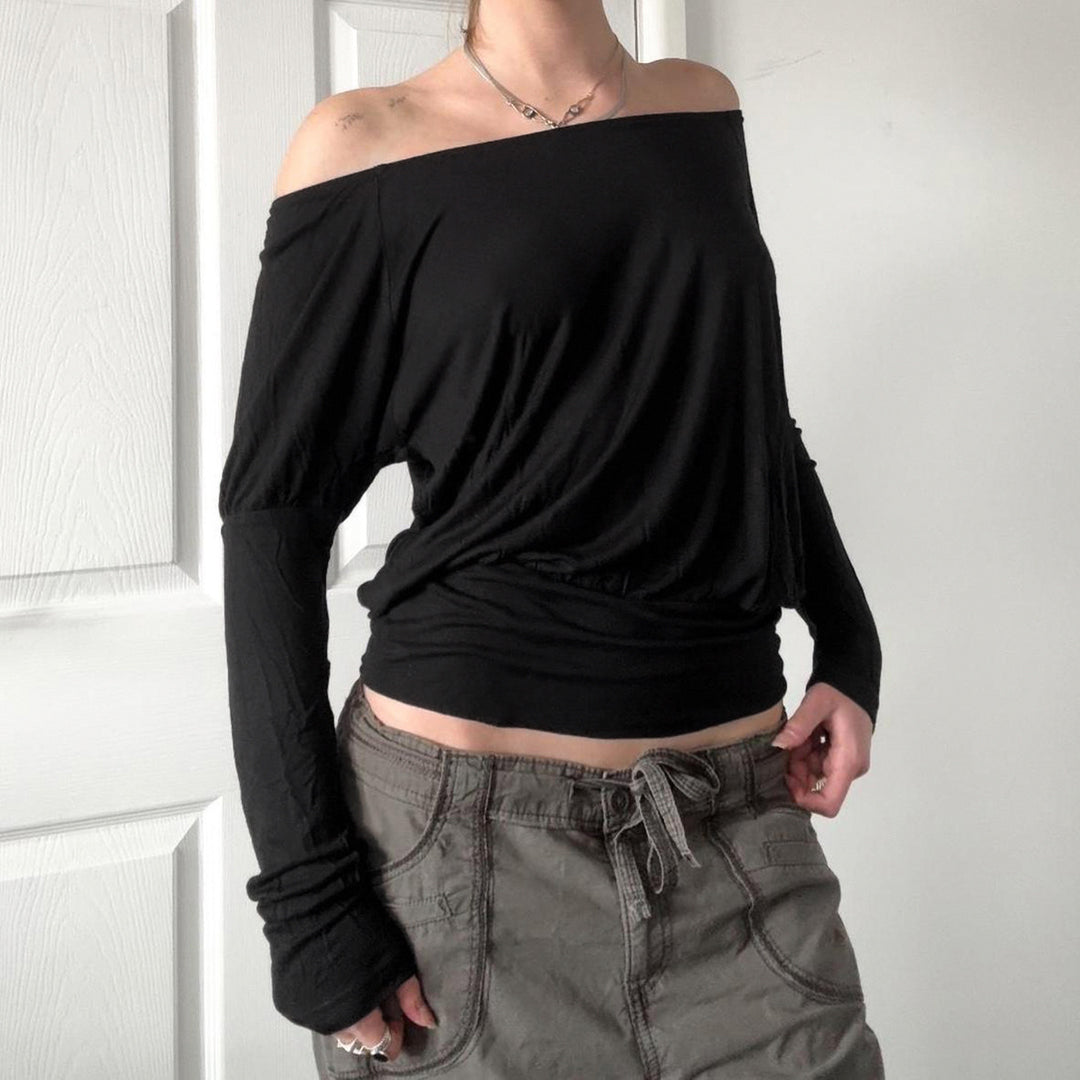 Ladies off-shoulder long sleeve shirt with tailored comfort waistband, ruffled shoulders and figure-hugging fit Mune Fashion