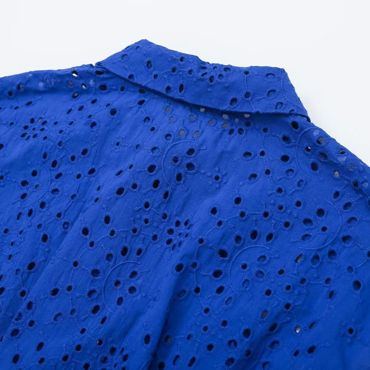 Ladies Sleeveless Eyelet Embroidery Blouse with Shirt Collar and Mother-of-Pearl Button Placket Mune Fashion