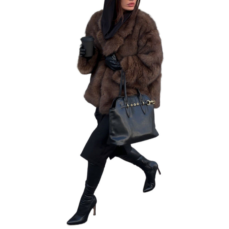 Women's Luxurious Faux Fur Coat with Elegant Cut Mune