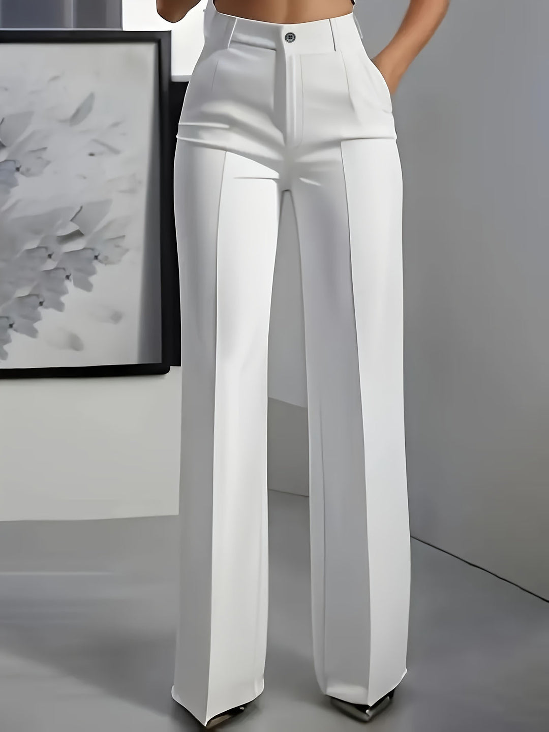 Women's high-waisted pleated trousers with wide leg and crease detail