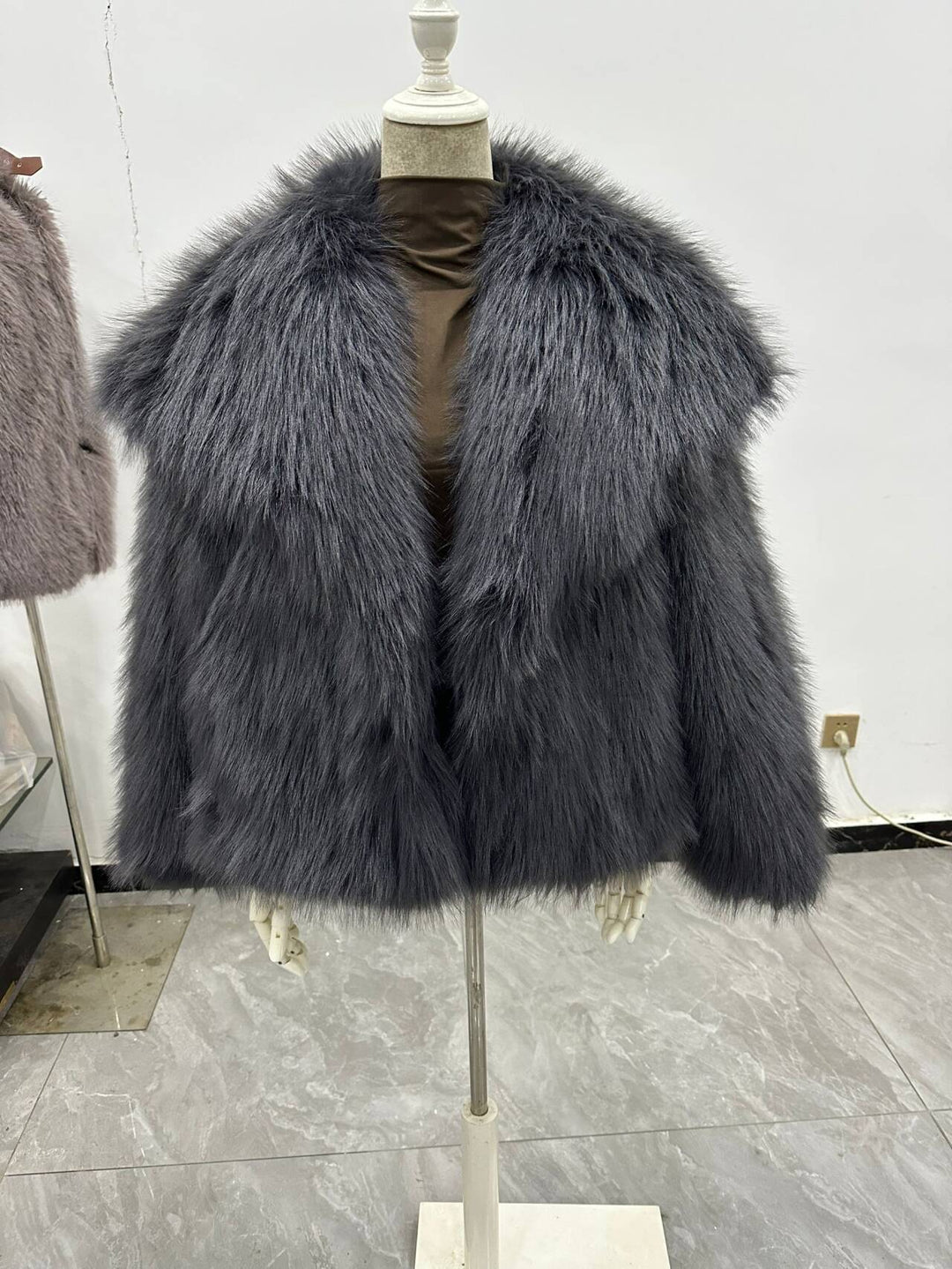 Women's short bolero in boxy cut made of vegan shaggy faux fur with XXL shawl collar Mune Fashion