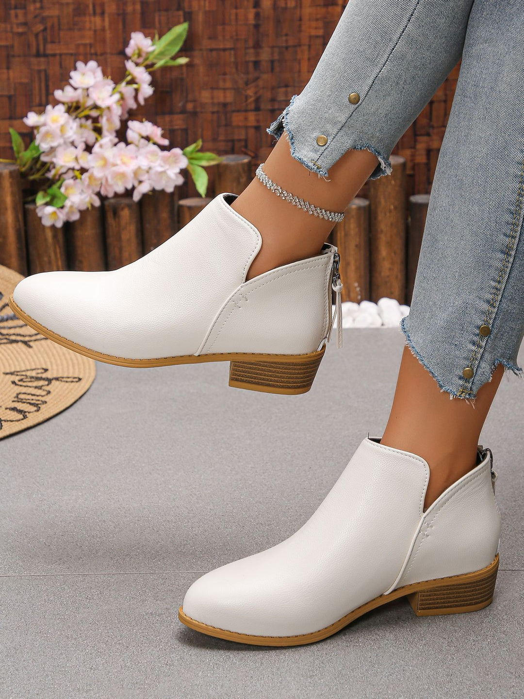 Women’s ankle boots with heel zipper, side cut-out and low block heel Mune Fashion