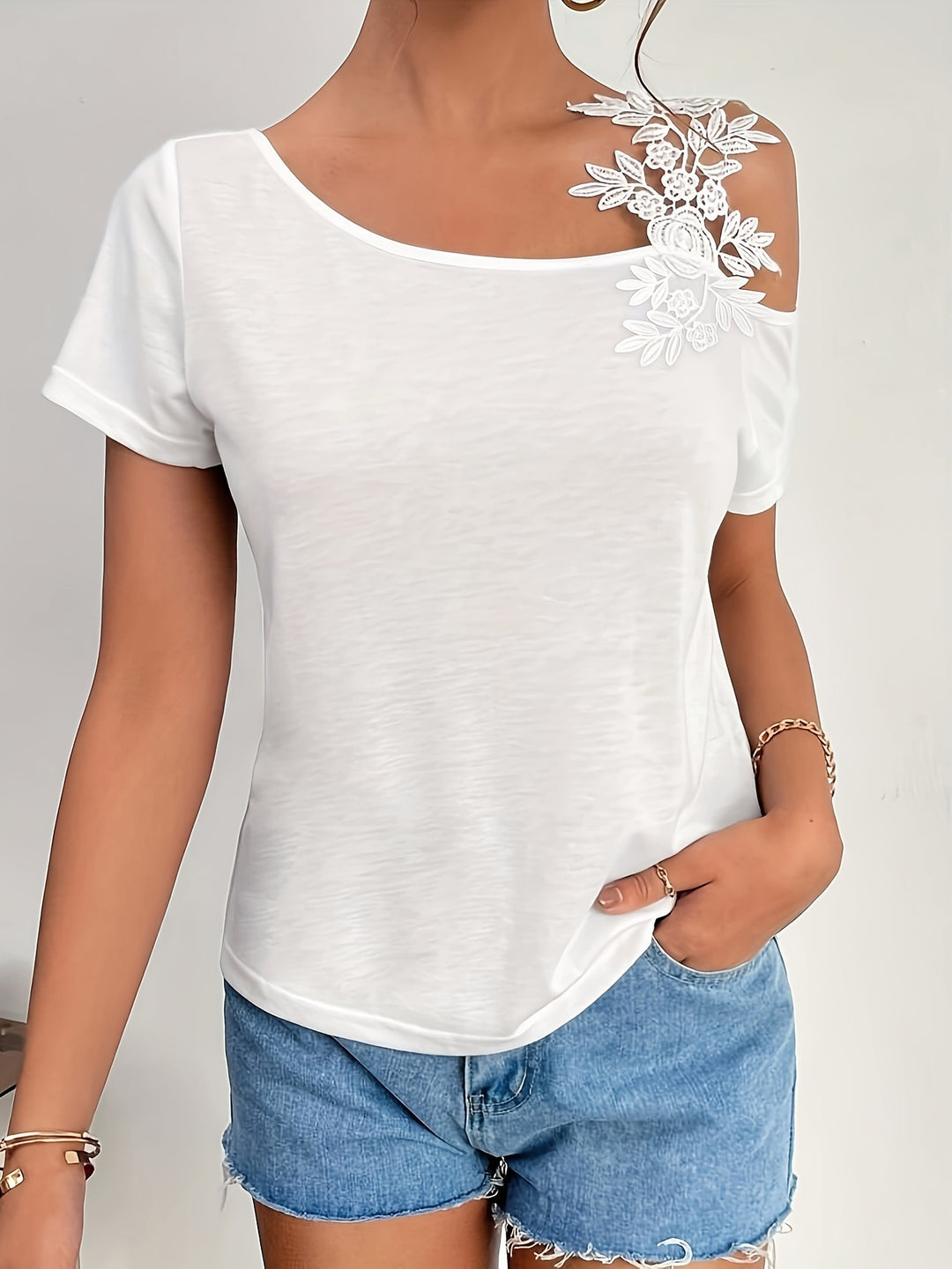 Women's off-the-shoulder jersey shirt with floral lace application and loose fit Mune Fashion