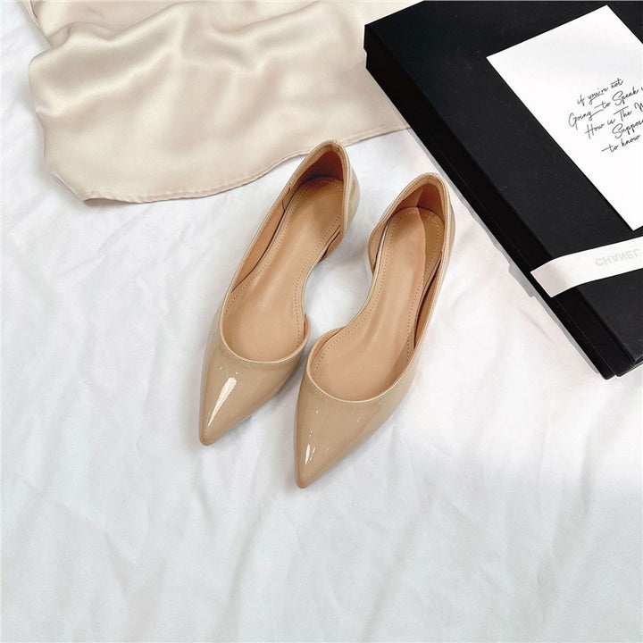 Ladies patent ballet flats with pointed toe shape and elegant D'Orsay silhouette Mune Fashion