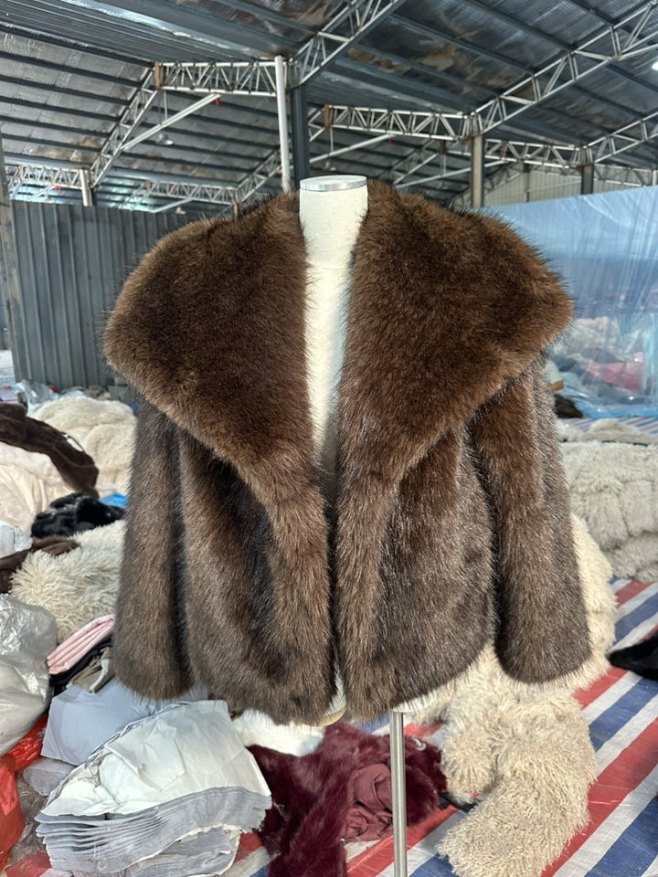 Women's short bolero in boxy cut made of vegan shaggy faux fur with XXL shawl collar Mune Fashion